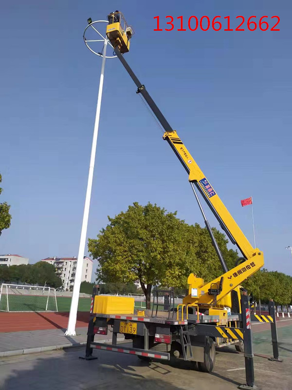 輕型伸縮臂高空車(chē)更換照明路燈施工現(xiàn)場(chǎng)，效率高